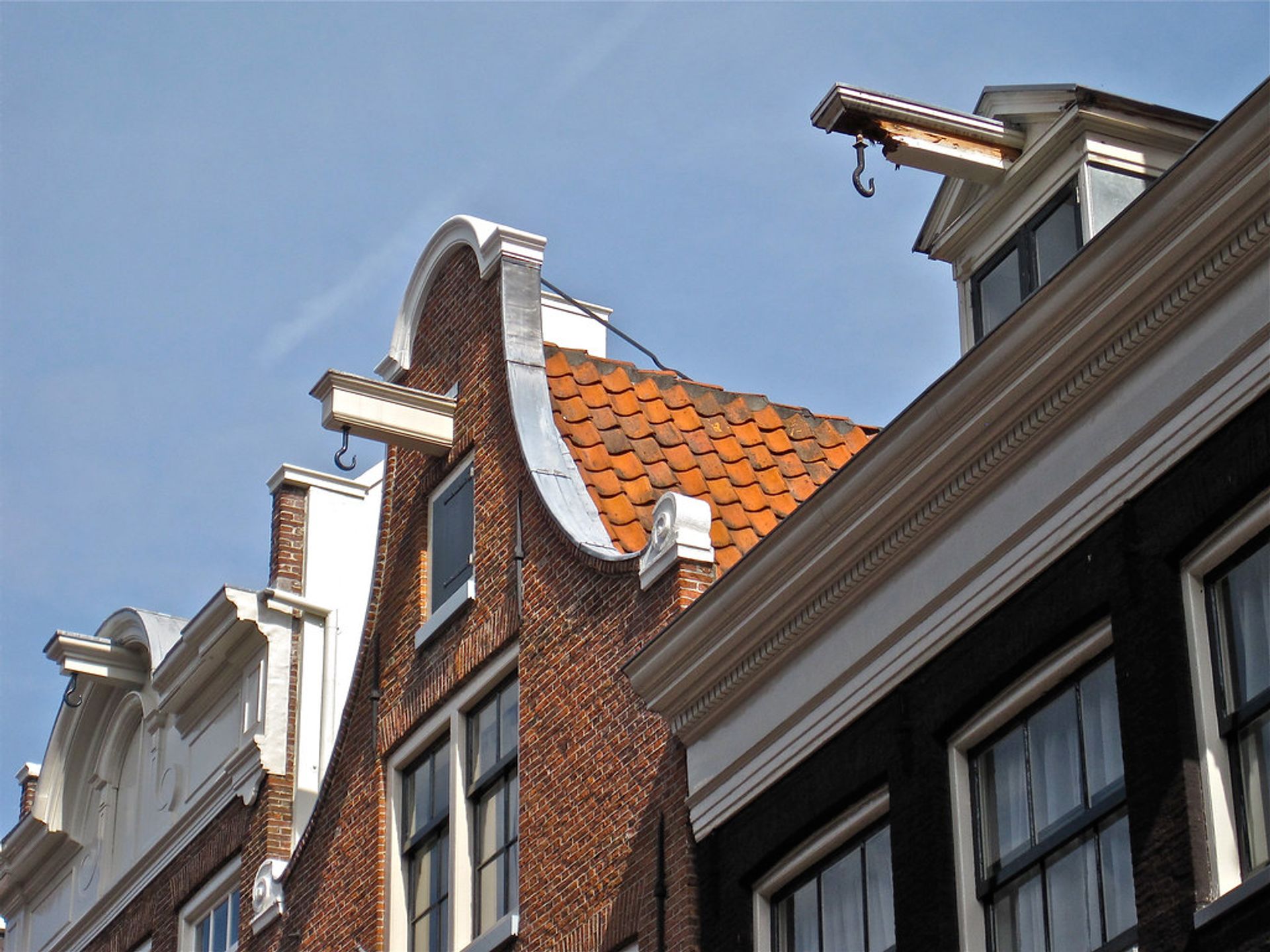 Hooks on Dutch Roofs for moving
